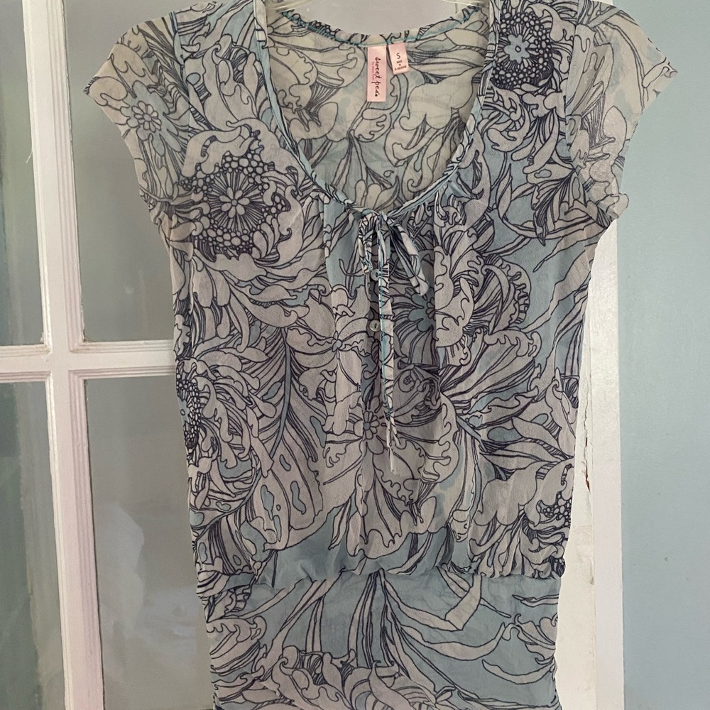 Sweet Pea Black and White Ruched Cap Sleeve Blouse